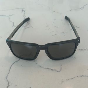 Holbrook Mix with Prizm Lenses and Woodgrain Frame.